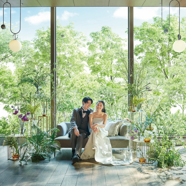 大きな窓からは自然光と開放感あふれる景色を感じられる