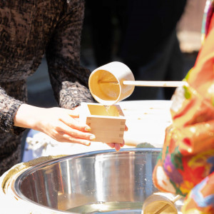 お庭を使って鏡開き。ゲストにも日本酒を振舞って|御料理　万る山（国登録有形文化財）の写真(56610570)