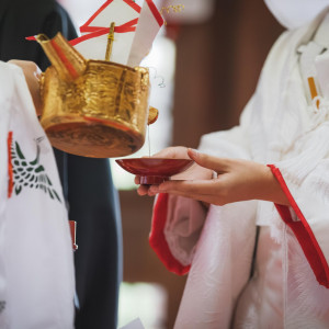 御神酒を酌み交わしふたりの契りを交わす「三々九度の儀」|御料理　万る山（国登録有形文化財）の写真(56610891)
