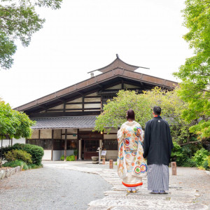 門から母屋へと続く石畳のアプローチ|御料理　万る山（国登録有形文化財）の写真(56612406)
