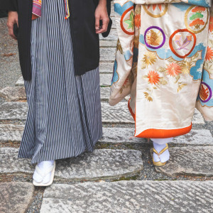 一歩ずつ足並みを揃えてゲストが待つ会場へ|御料理　万る山（国登録有形文化財）の写真(56587230)