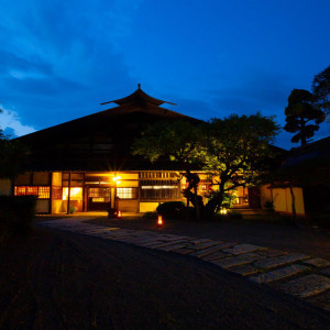 夜は幻想的で大人なナイトウェディングにおすすめ|御料理　万る山（国登録有形文化財）の写真(56612394)