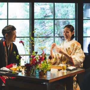 庭園をバックに新郎新婦席を配置|御料理　万る山（国登録有形文化財）の写真(56882183)