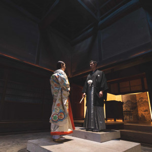 高い吹き抜け天井で開放感あるエントランスロビー|御料理　万る山（国登録有形文化財）の写真(56587799)