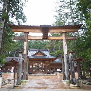 安曇野市内の穂高神社での神前式。緑に囲まれた厳かな雰囲気の神社です。|御料理　万る山（国登録有形文化財）の写真(56610563)