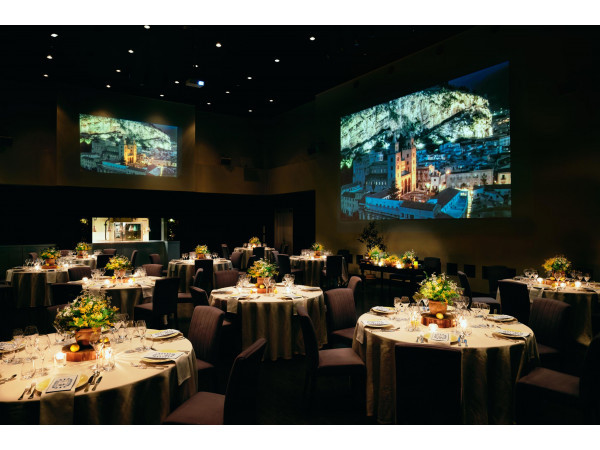 【選べる2つのバンケット】洗練された明るく開放感のある披露宴会場