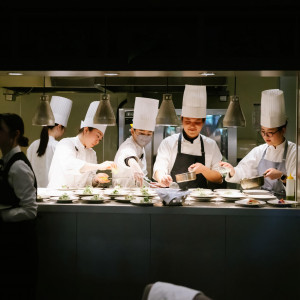 星付きシェフ監修実績！オープンキッチンからの出来立て料理