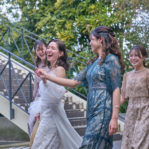ブライズメイドと新婦の自然な笑顔。1日1組の贅沢な空間で、温かな友情が輝く|メゾン・ド・ラ・クール（旧 ヴィラ・デ・マリアージュ高崎）の写真(58110280)