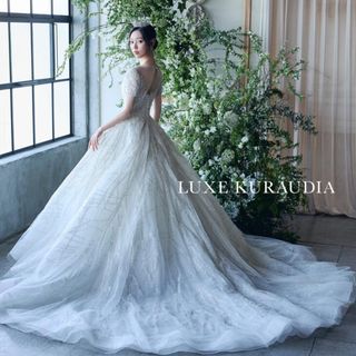 繊細なレースと上質な素材が花嫁の美しさを引き立てる一着。ヨーロッパの街並みに映える洗練されたドレスが、特別な一日をより優雅に彩ります。