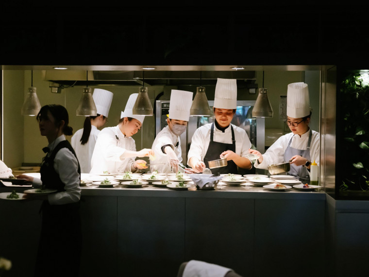 星付きシェフ監修実績！オープンキッチンからの出来立て料理