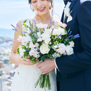 白を基調に淡い色合いで束ねたブーケ|THE STYLEの写真(57643932)