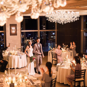 夜景をバックに大人ナイトウェディング|THE STYLEの写真(57643301)