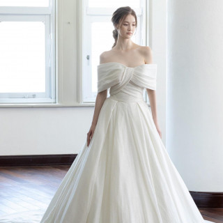 柔らかい素材が花嫁の魅力を引き立てる