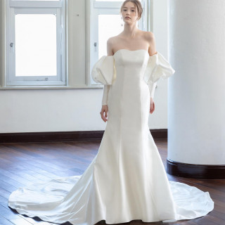 パフスリーブ×マーメイドラインのトレンドあふれる個性的なドレス