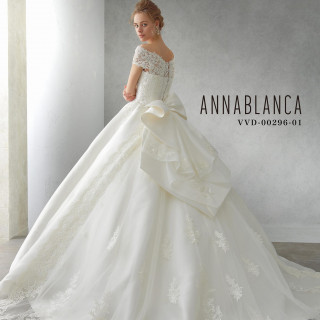 憧れのロングトレーン。主役にふさわしい王道ドレス