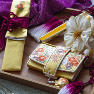 艶やかな和装に合わせて小物も充実に取り揃えています