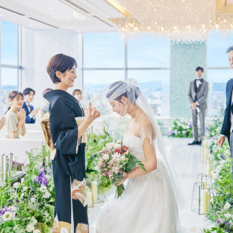 優しい陽の中、最高に幸せな一日がここから始まります