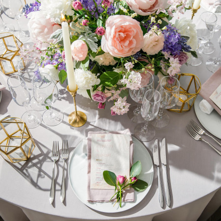 ゴールドの小物と淡いピンクで上品な印象に