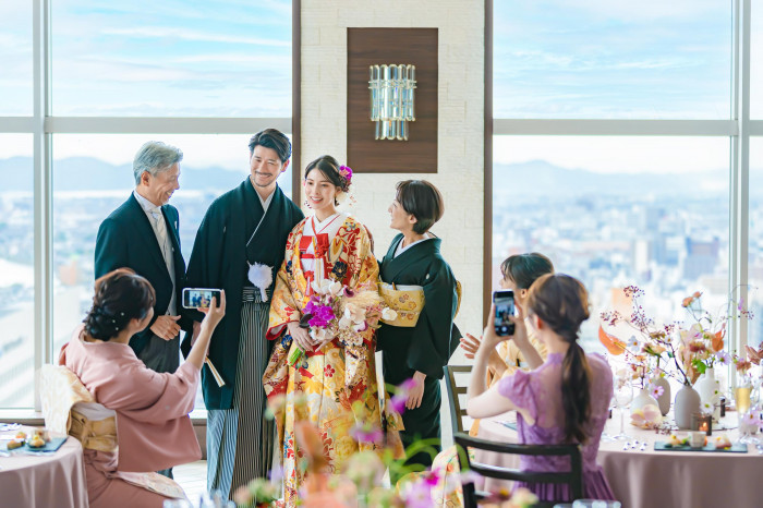 洋装も和装も両方が合う披露宴会場で自由度の高い結婚式を。