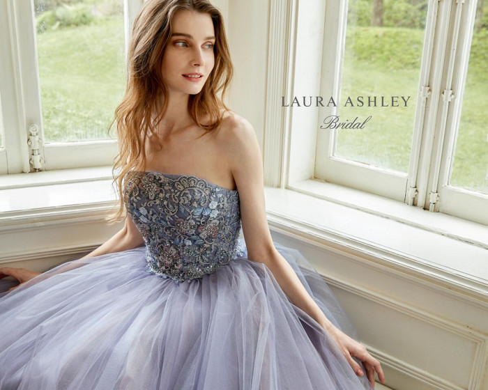 カラードレスで華やかに！小物やお花でトータルコーデ