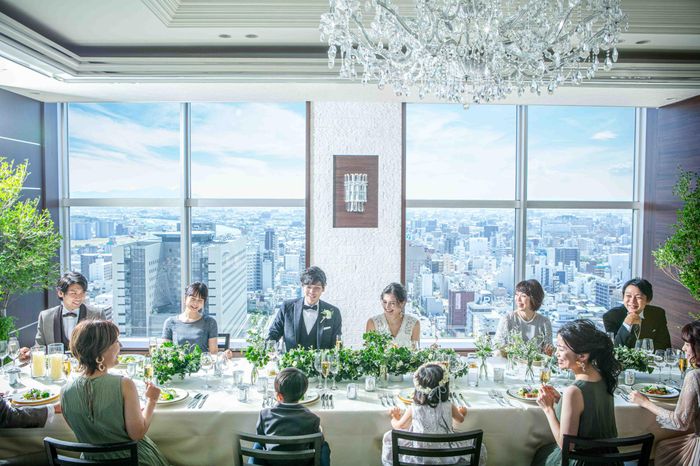 洗練されたパーティ会場内でゲスト過ごす寛ぎのひととき