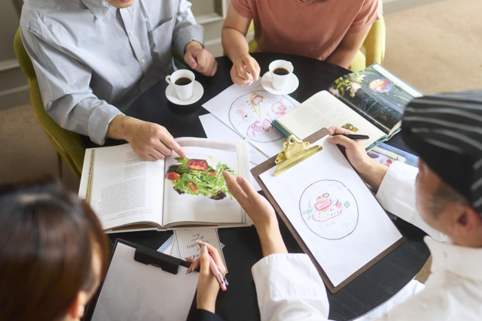 ゲストの顔を一人一人思い浮かべながら、シェフとイチから創り上げるオリジナルメニュー