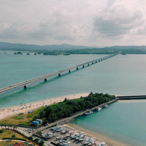 【青い海とアート空間】「古宇利島ブルー」を望むオーシャンビューと、アートが彩る特別な空間
