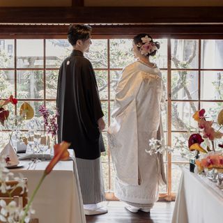 歴史を紡ぐ邸宅に美しく溶け込む、洗練された白無垢の気品