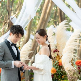 森の中での挙式は、ゲストとの距離も自然と近くなり、心を通わせる温かな時間に