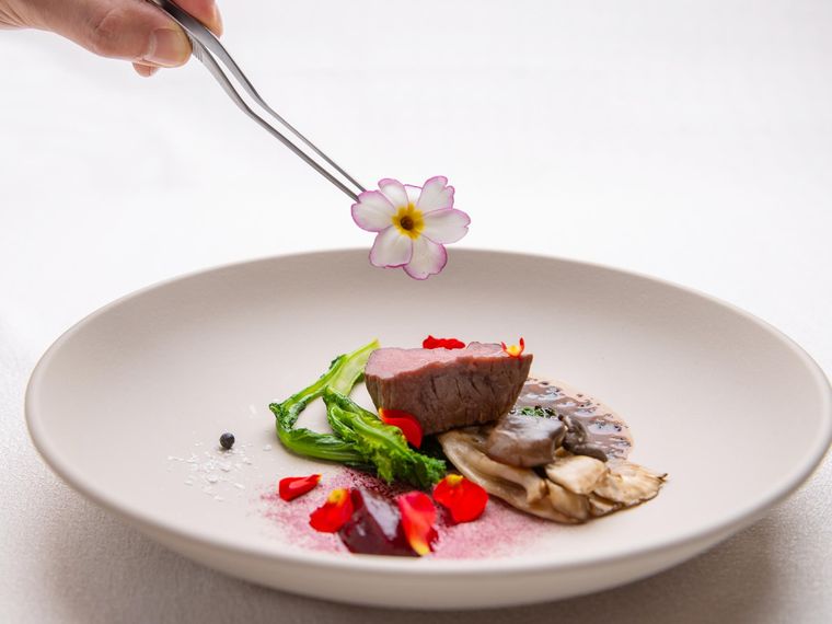 花とアートで彩る美食のおもてなし