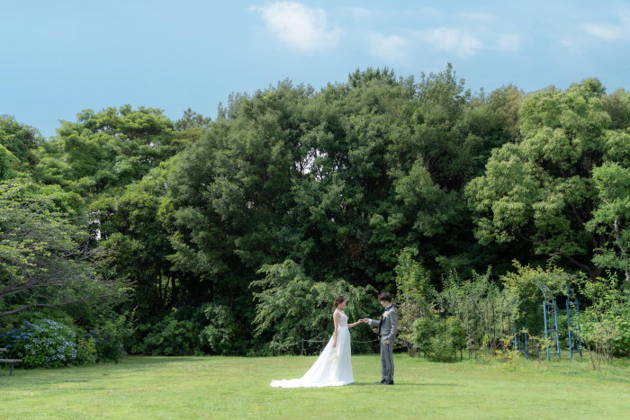 四季折々の花が咲く開放的なガーデンは、丁寧に整えられた美しい景観が広がっています