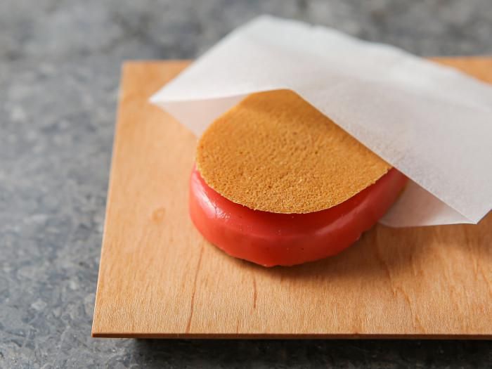 クリスピー生地に挟まれた冷製フォアグラの前菜は、一度は食べてみたい感動的な逸品