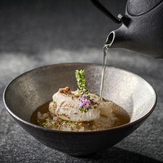 各会場に隣接の貸切キッチン。シェフ特製出来立て熱々の料理を絶妙なタイミングでゲストのもとへ