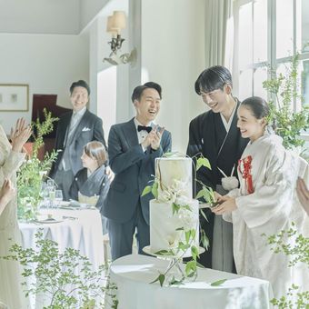 白無垢でケーキ入刀など和と洋をMIXさせたスタイルもおすすめ
