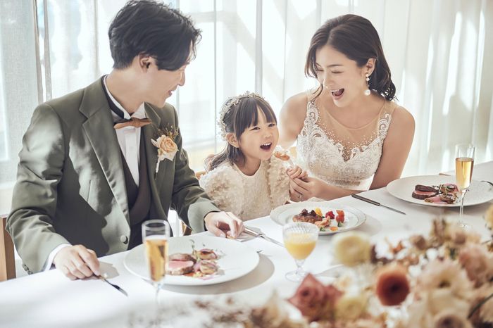 メインテーブルで一緒に食事も