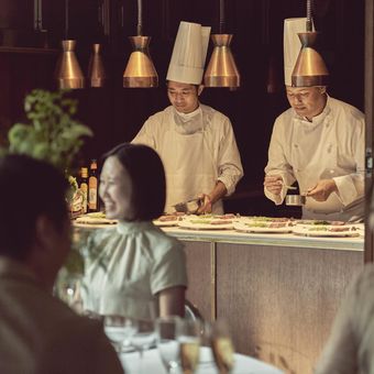 披露宴会場び隣接したオープンキッチンからの温かいお料理をお楽しみいただけます。