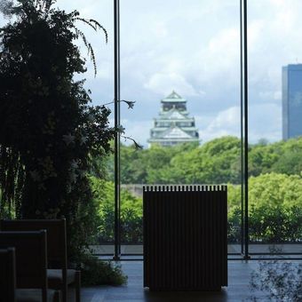 大阪城をバックに永遠の誓いを