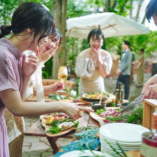 開放感あふれるプライベートガーデンに、色鮮やかな料理やドリンクが並ぶビュッフェスタイル。