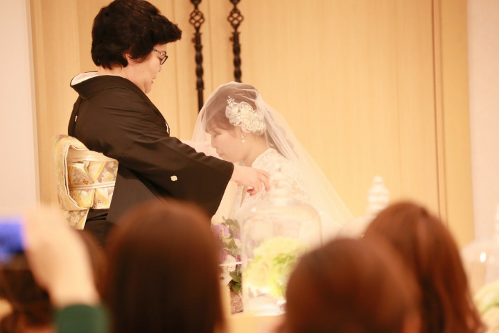 笑顔溢れる親族に囲まれての結婚式