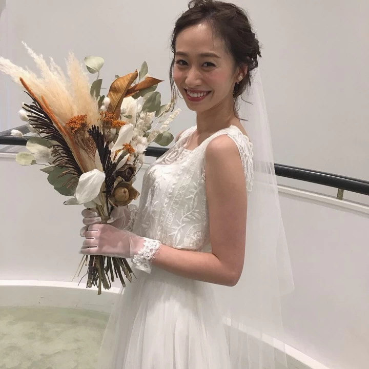 吉成由利さんのウエディングドレスの写真