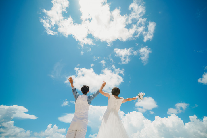 瀬良垣島教会での人に囲まれた幸せな挙式