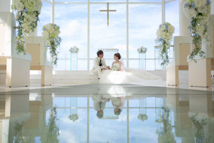 海に囲まれた真っ白の教会でのリゾート婚