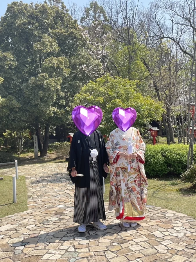 桜とゲストの笑顔に囲まれた結婚式