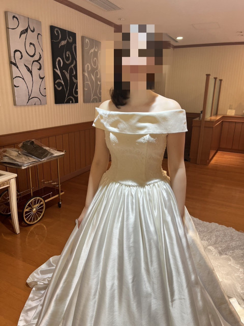 くさんのウエディングドレスの写真