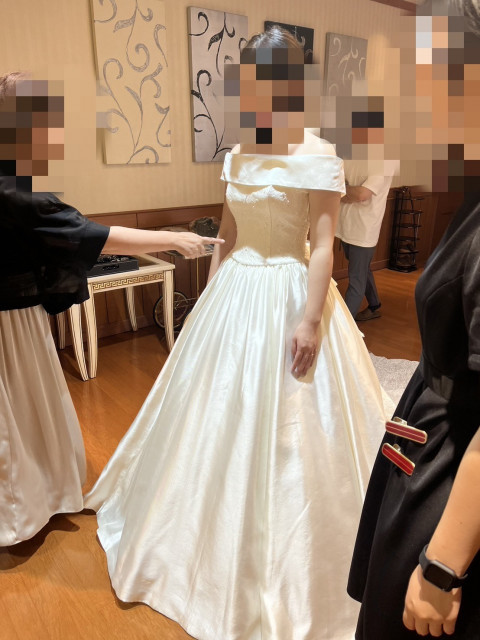 くさんのウエディングドレスの写真
