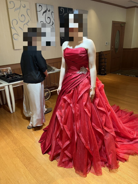くさんのカラードレスの写真