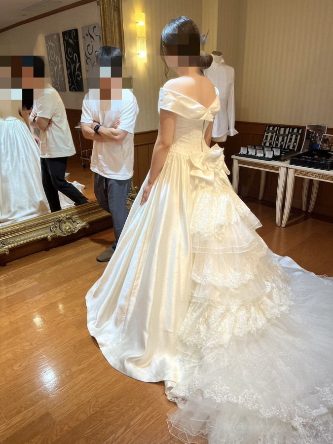 くさんのウエディングドレスの写真
