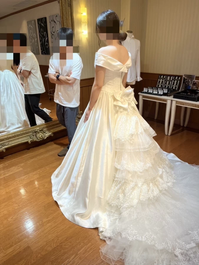 くさんのウエディングドレスの写真
