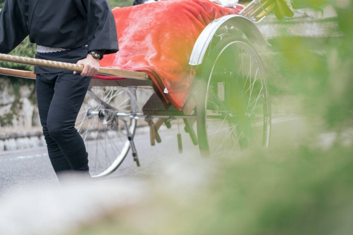 人力車に乗って散策、和装婚