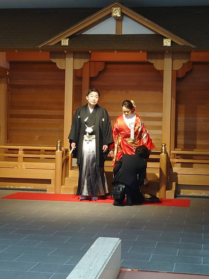 和装で家族とゆっくり食事を楽しむ結婚式
